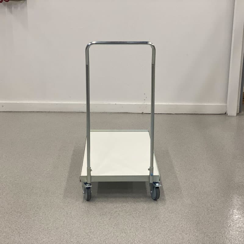 Vagn till stapelbara stolar och fällbara bord i miljö