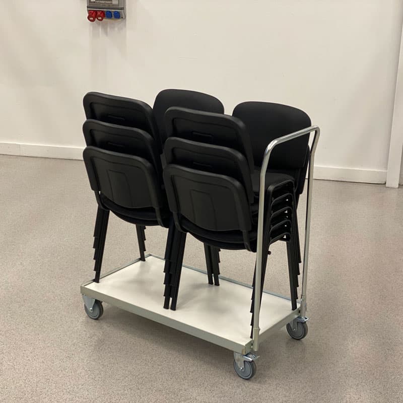 Vagn till stapelbara stolar och fällbara bord i miljö
