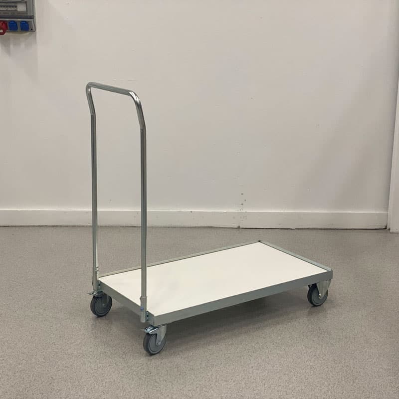 Vagn till stapelbara stolar och fällbara bord i miljö