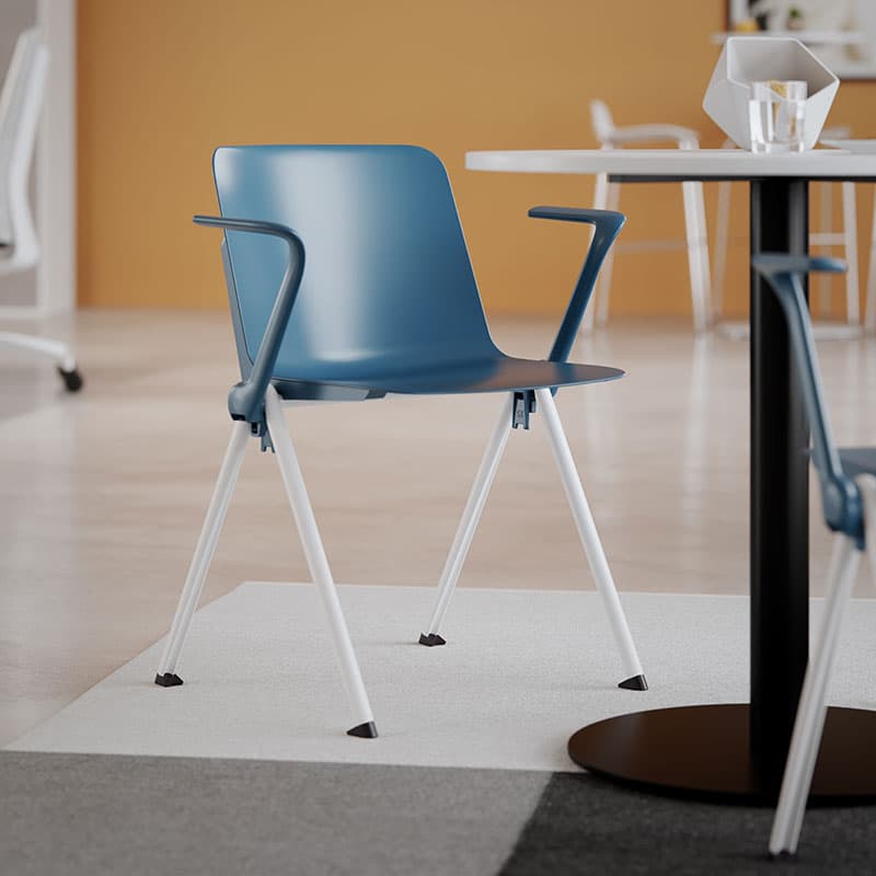 Vittoria med armstöd - Stapelbar stol i snygg design i miljö