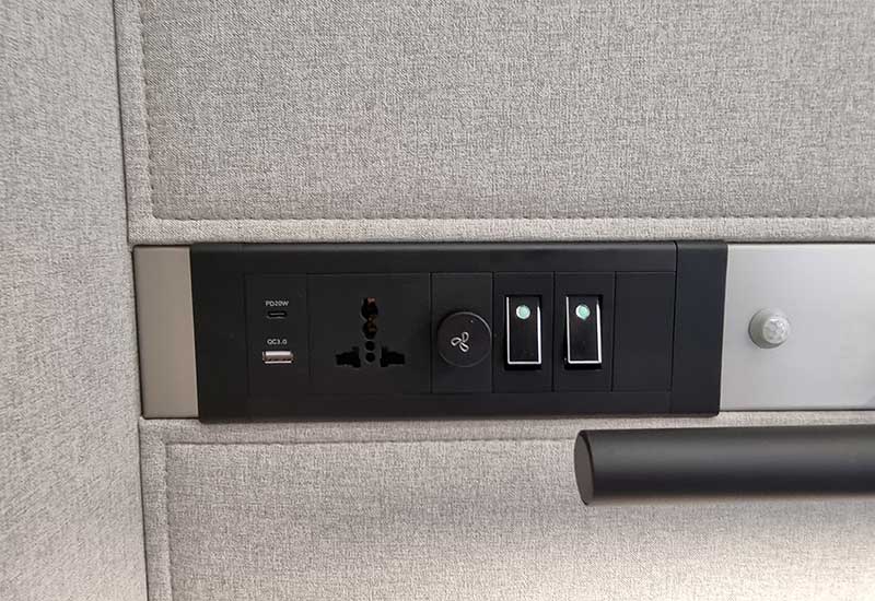 Uttagspanelen inne i Lillstugan med eluttag, USB-A och USB-C