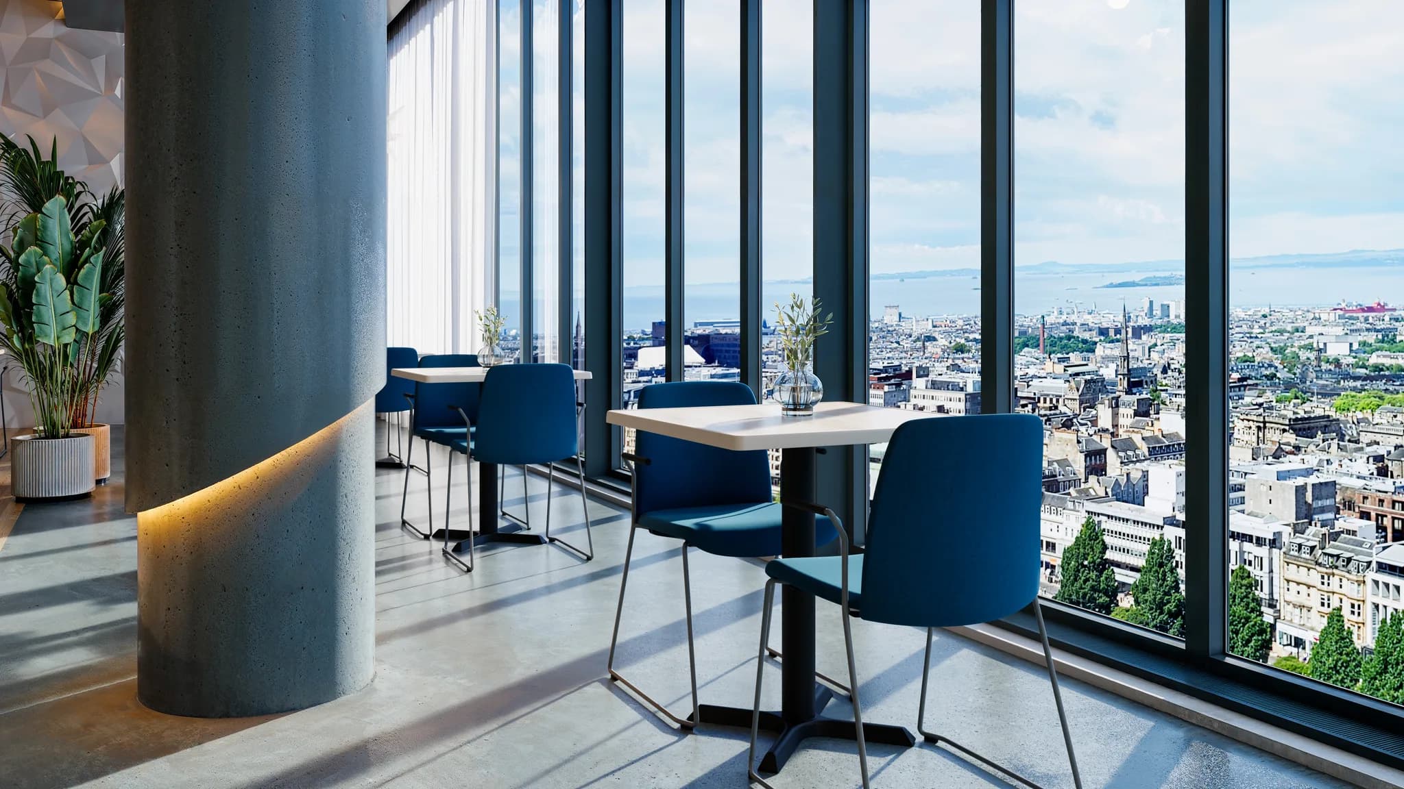 Blå tygklädda Choice med medar och armstöd vid panoramafönster