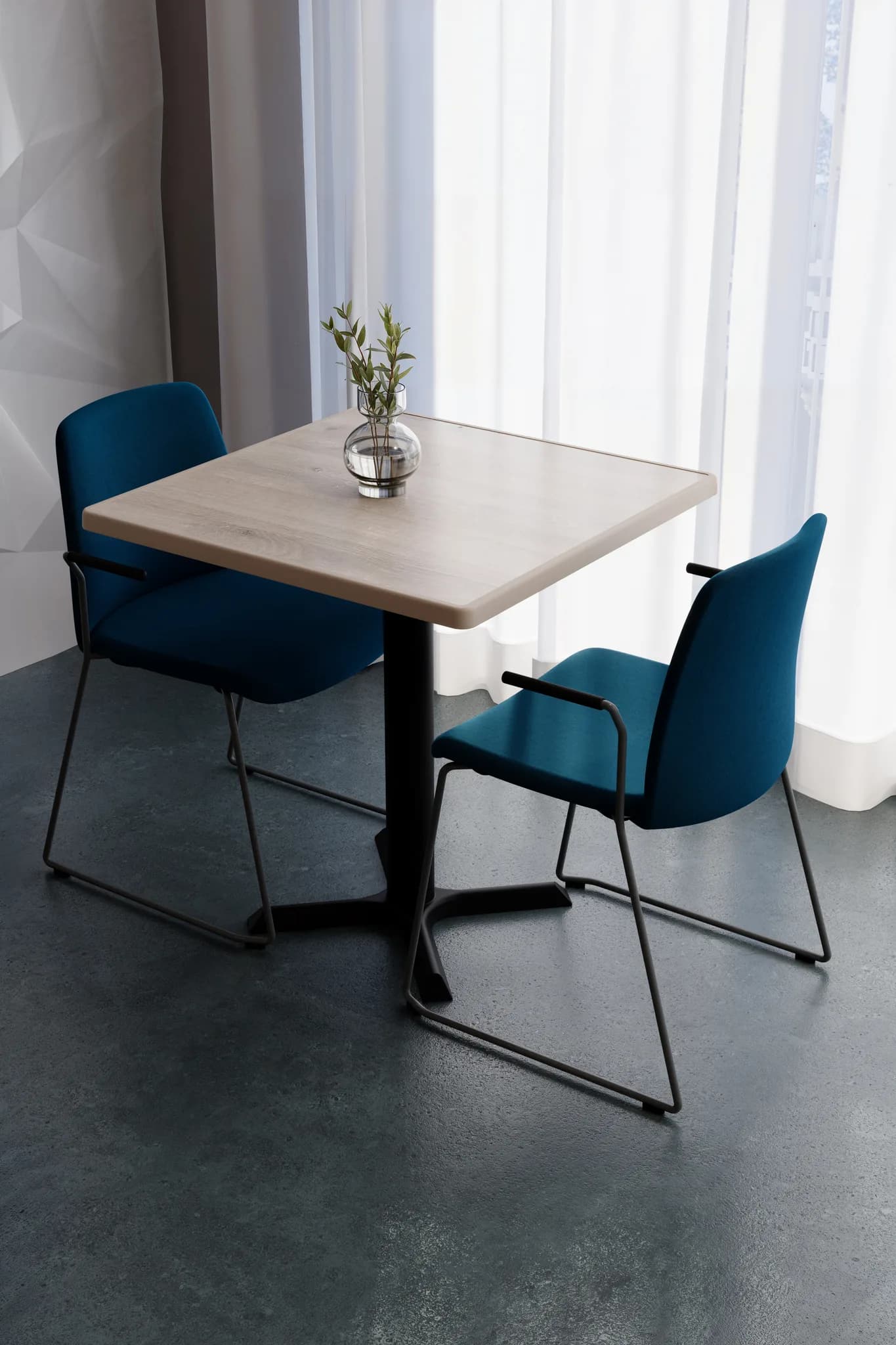 Blå tygklädda Choice med medar och armstöd vid ett cafébord