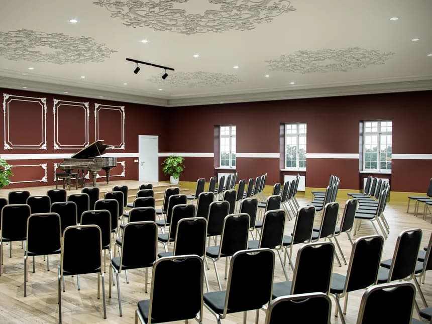 Konferenslokal möblerad i biosittning med stapelbara stolar
