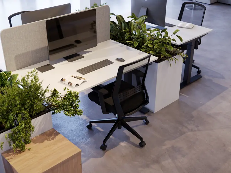 Kontorsmiljö med skrivbord och ergonomistol