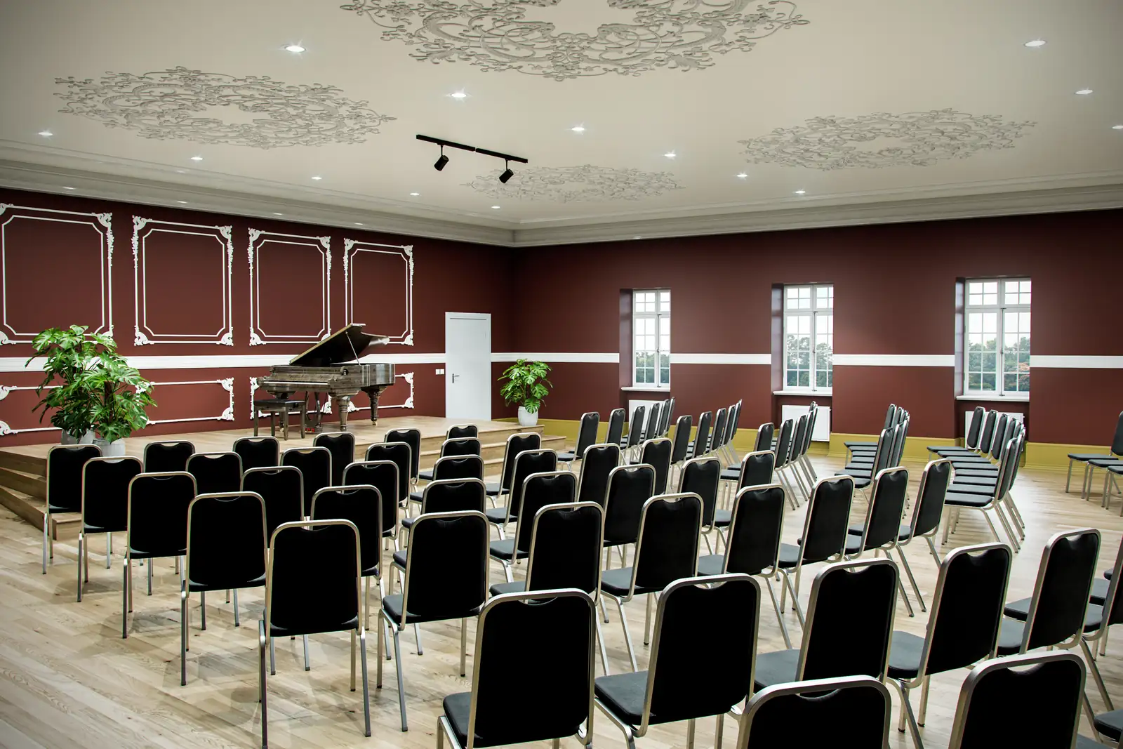 Eventmiljö med uppdukade bord och stolar