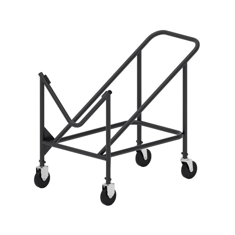 Tom transportvagn i svart metall med lutande ram och fyra hjul, sedd snett framifrån mot vit bakgrund