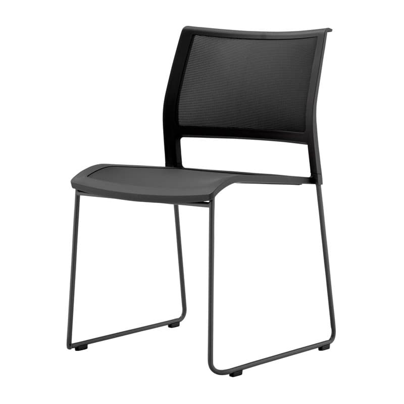 Stapelbar stol med svart nätrygg, sits i formgjuten plast och medskidor i svart metall, sedd snett framifrån mot vit bakgrund