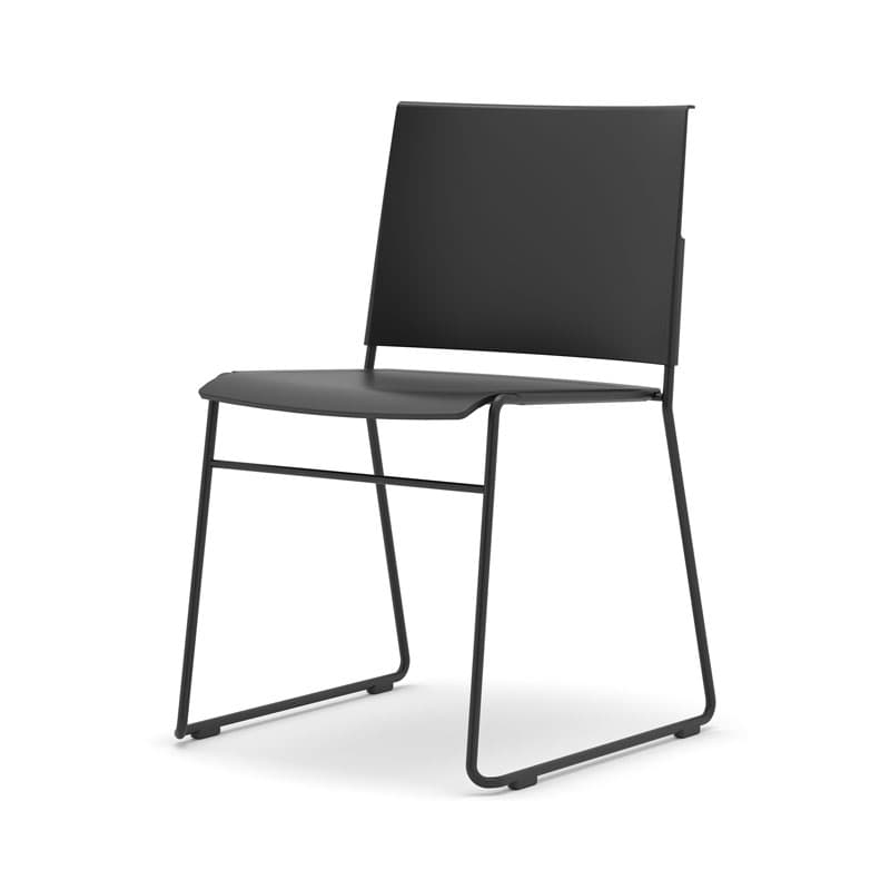 Stapelbar stol i svart med sits och rygg i plast och underrede i metall med sledbenskonstruktion, sedd snett framifrån mot vit bakgrund
