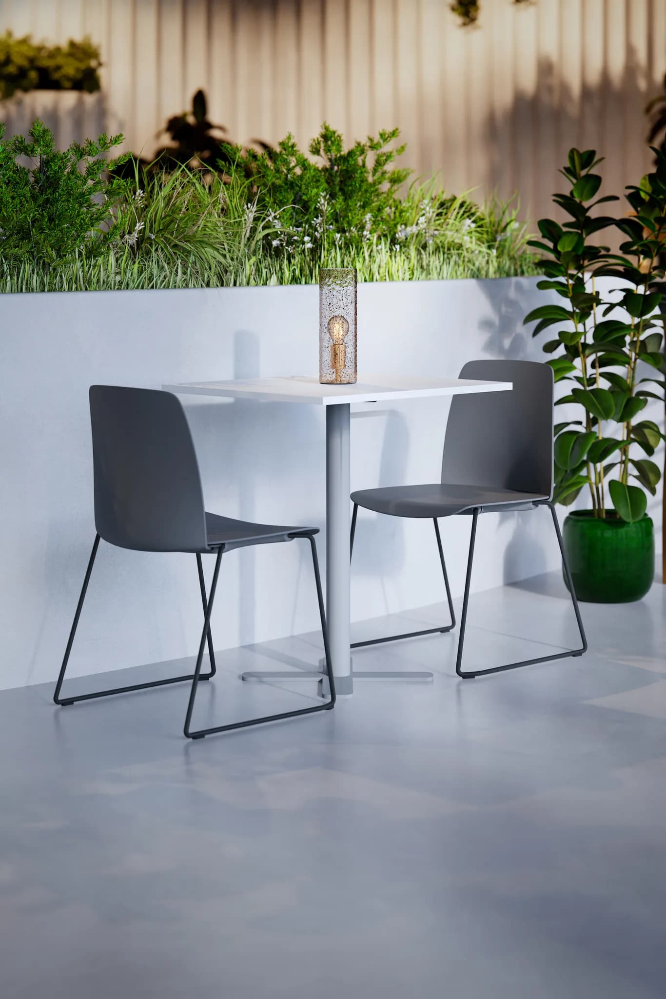 Choice i plast med medar vid ett cafébord bland växter