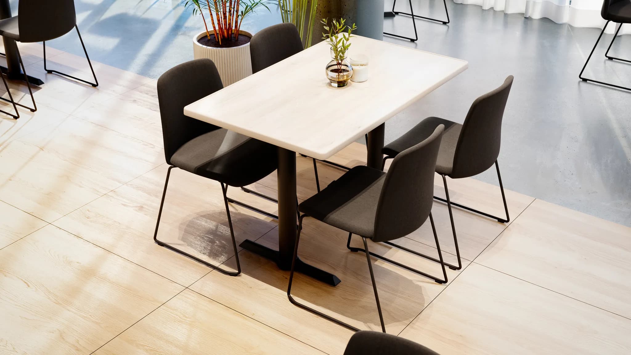 Tygklädda Choice med medar kring ett restaurangbord i solljus