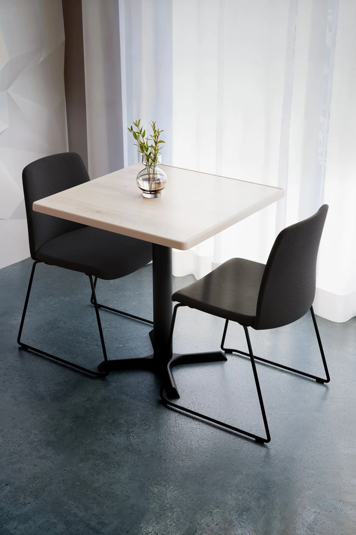 Svarta tygklädda Choice med medar vid ett litet cafébord