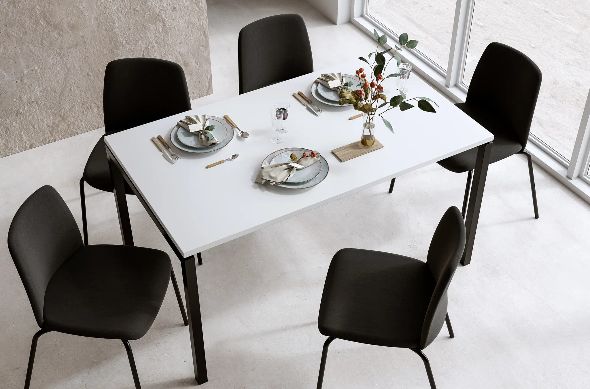 Svarta tygklädda Choice-stolar kring ett dukat matbord