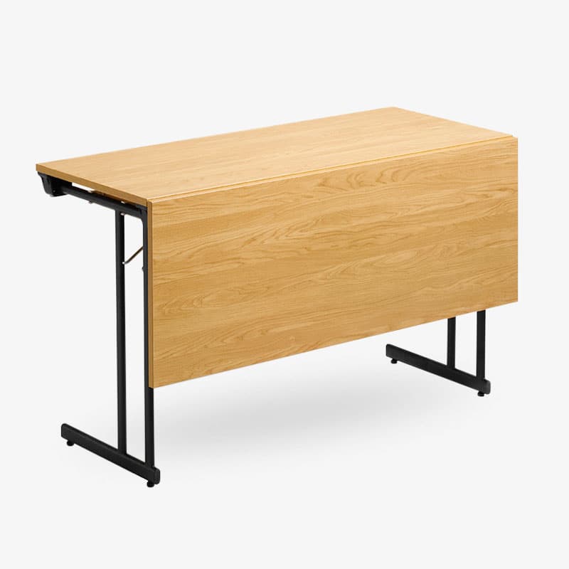 Konferensbord i ljust trä med frontpanel som döljer benstativet, sett snett underifrån mot vit bakgrund